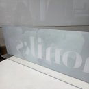 더예쁜피오피 | T자형아크릴스탠드 제작, 1000mm 압도적 스케일 좀 보세요! (아크릴pop 배면실사 역T자형스탠드)