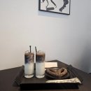 메인웍스 | 청주 성안길 카페 추천｜블랙라떼 맛집에 사진 인화 서비스까지, 블랙커피웍스 후기