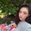 뉴진스 해린, 여전한 '고양이상' 미모…변함없는 명품 D사 사랑, 앰버서더ing 회색 재킷과 밝은 컬러의 스커트를 매치 이미지