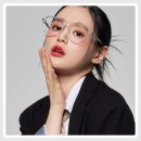 인생 안경 등극! 투디터 긱시크 안경 하나로 밋밋했던 얼굴에 지적인 분위기를 더하다