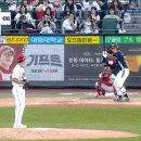 김민수 : 센터 쪽 깊숙한 곳 중견수 점프 잡았어요. 중견수 최지훈입니다 gif 이미지