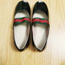 여자 어린이 구찌 정품 구두 팝니다 (싸이즈 13/31)authentic Gucci girls black patent leather ballet flats with signature red/green web and gold star det 이미지