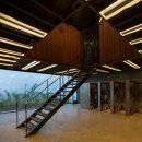 부띠끄샵에 들어 온 콘테이너 Shipping containers are suspended above shoppers inside Le Utthe boutique 이미지