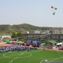 전교 1500명이 뛰놀던 안면초운동장...이젠 졸업생들이 모여 체육대회를 엽니다. 이미지