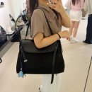 blue-net | [EEREP] 이랩 서촌 팝업 감도 높은 출근룩 데일리 가방 추천