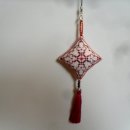 Red monochrome scissor fob 완성 이미지