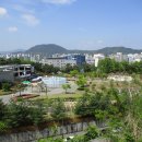 220506 모자 거꾸로 쓴 문재인 대통령… 청와대 마지막 어린이날 이미지