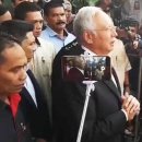 Najib leaves after 7 hours at MACC 7시간 조사받고 나오는 나집 전 총리. 이미지