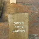 돌감성을 깨우는 스톤아트 | 안산_고잔동 래빗스톤로스터스 카페 추천 저 뜨거운 라떼 안 먹는데 여기선 먹어요 맛있는 커피 추천