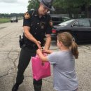 Officer Surprises 9-Year-Old Running Lemonade Stand With Tablet by EMILY SHAPIRO 이미지
