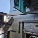 창원크레인 창원스카이 창원스카이차입니다.성산구 패총로 공단 지붕위 사다리 설치작업. 3.5톤스카이차 창원스카이업체 창원스카이차임대 이미지