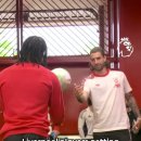 A quick game of one-touch in the Old Trafford tunnel 이미지