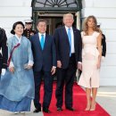 &#39;패션 외교&#39;는 메시지… 역대 영부인 외교무대 데뷔전 의상은 이미지