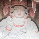 직접 가보니 마음이 한결 가벼워졌어요" 거대한 암벽 불상이 숨어 있는 도심 속 힐링 사찰 이미지