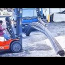 지게차 전복 사고-FORK LIFT CRASH AT WORK 이미지