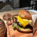카페류(CAFE.RYU) | [흥덕] 신상 브런치카페 '카페류' 뉴욕치즈버거랑 콥샐러드 후기
