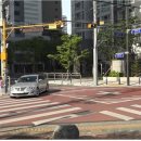 횡단보도 앞 이미지