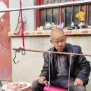 @FunnyBrotherWang-ib3qx 구독 The old man helped his daughter-in-law climb on 이미지