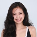 명치까지 파인 딥 브이넥에 황금 고리, 제니 샤넬 쇼 패션 화제
