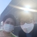 2021년 5월28일 (금) 오후8시 제27회 대한민국 연예예술상 시상식 공연 후 가수 김용임 님 하고 나랑 함께 찍은 기념사진 입니다 이미지