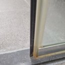 테스엠코리아(주) | 누렇게 변색된 샤워부스 자석쫄대 교체