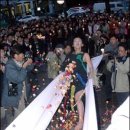 '민중의 성지'로 떠오른 광화문,세종로 일대 5만여명 '추모인파'9시 30분경 자진해산...삼삼오오 '뒷마무리' 이미지