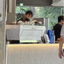 공간-조화 | 달성군 카페 슬로우 스톤｜정원과 통창 뷰, 미니멀 인테리어의 조화로운 공간 후기