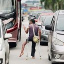 Beggars at busy traffic light junctions stir public annoyance 이미지