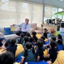 During lunchtime, Chris Wilson captivated a group of Pre-Prep children 이미지