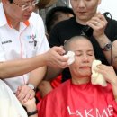 GE13: Guan Eng's wife Betty, other DAP leaders, shave heads to protest money politics 이미지