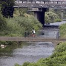 개울과 사람들 이미지