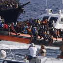 À la Une: d’îles en îles, des migrants de Lampedusa aux indépendantistes du 이미지