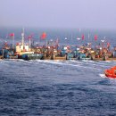 불법 조업 중국 어선들 무력 시위 이미지