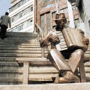 아코디언 켜는 사람 이미지