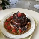 띵크 | 홍대 디저트 카페 딸기 발로나 초코 수플레 후기 | 띵크프룻