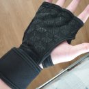 챠밍여성헬스 | 챠밍순 5구 헬스장갑 M사이즈 사서 3달째 쓰고 있어요. 실착모습 및 손 스펙 비교해보세요.