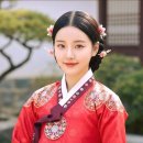 화려한 붉은색 한복 이미지