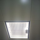 104동 지하층 엘리베이터 옆 천장 LED등 커버 누락 이미지