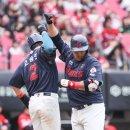 KBO) 지난해 이율예, 2026년 한동희 홈런에 만세 부른 LG...3위 KIA와 끝장승부 이미지