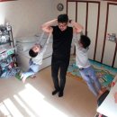 개밥주는 남자 이미지