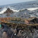 포구와 목선 이미지