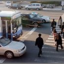 횡단보도 앞 이미지