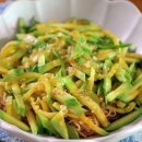 비주얼은 담백, 맛은 중독! 애호박 간장국수 한 그릇 이미지