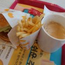 롯데리아 크랩 얼라이브 버거 블랙페퍼맛, 오징어 얼라이브 버거 매운맛. 2025년 6월. 이미지