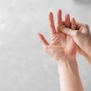 혈액순환 아니었다… 손발 저림, 신경이 보내는 경고 [헬스톡] 이미지