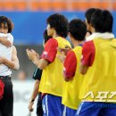 두 남자의 포옹 이미지