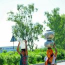 물동이 이고 가는  이미지