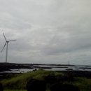 제주도 해안에 세워진 풍력발전 이미지
