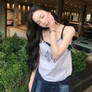 에스파 카리나, 흠결 없는 도자기 피부…'여신 강림' 비주얼 민소매 상의에 청바지를 매치 이미지