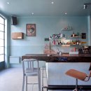 빈티지풍 아뜰리에 작업실 컨셉의 카페/바 인테리어 디자인 - Atelier Mecanic 이미지